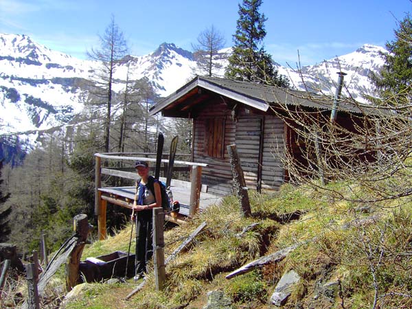 noch knapp 200 m höher steht auf einer aussichtsreichen Lichtung im Hochwald die Gamskar-Jagdhütte; am rechten Bildrand der höchste Gipfel der nordöstl. Glocknergruppe - der Schwarzkopf, 2765 m