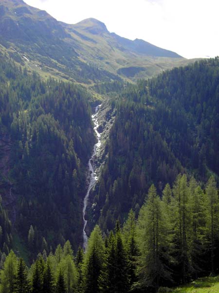 die Krimmler Wasserfälle gelten mit ihren drei Stufen als die höchsten Österreichs; der Spritzbachfall - hier im Bild der obere Teil - ... 
