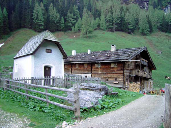 das Rauriser Tauernhaus dient seit einem halben Jahrtausend als Stützpunkt für die Gebirgsüberschreitung nach Kärnten