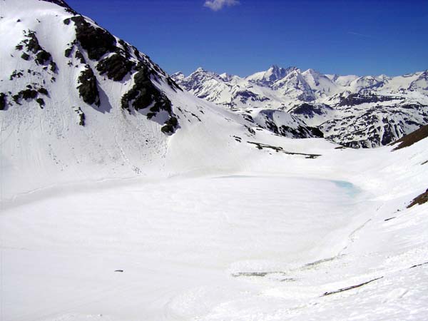 Anfang Mai ist vom Frühling am Bockkarsee, 2428 m, noch nicht viel zu spüren: rechts der Bildmitte der Großglockner