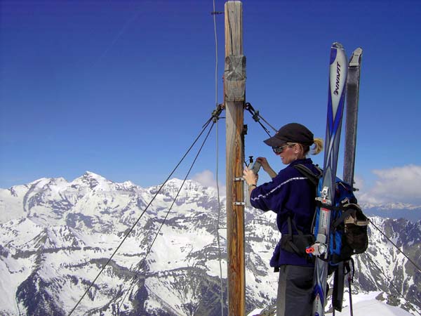 Ulli hat nach dem Aufstieg über die Feldereralm auf der anderen Seite des Rauriser Mitterkamms den Edlenkopf erreicht und freut sich auf die unglaubliche Abfahrt über den Bockkarsee ins Seidlwinkltal; Blick auf Wiesbachhorn (links) und Hoher Tenn, links unten - 1000 Hm tiefer - das Hirzkar