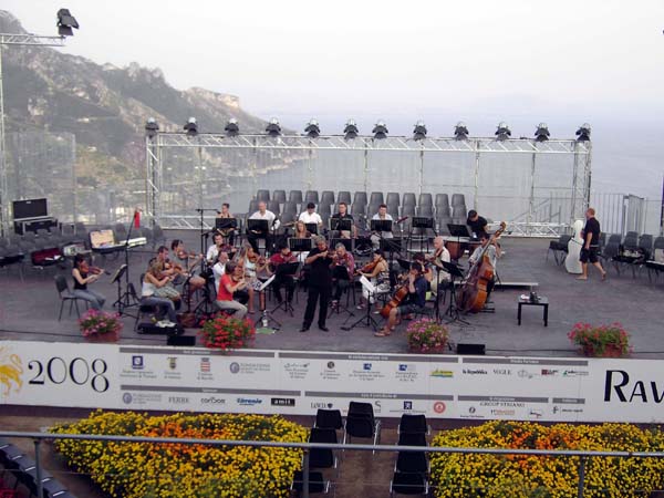 Ravello, Palazzo Rufolo; Probe des Wiener Kammerorchesters mit dem italienischen Stargeiger Uto Ughi