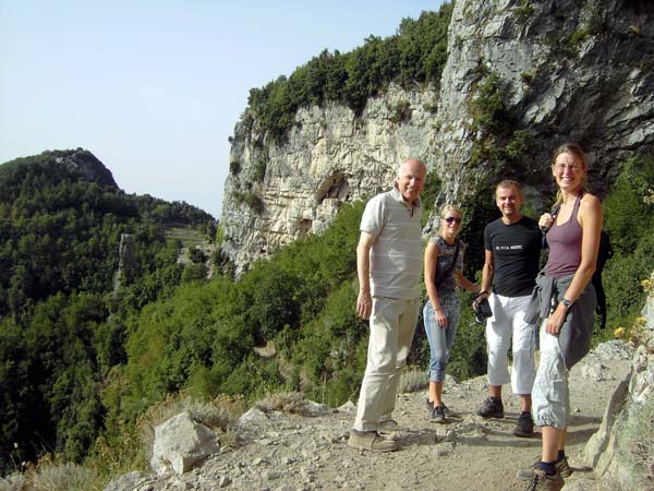 der ausgeschlafenste Teil des Orchesters am Beginn des Sentiero degli Dei; Mitte links der Felsturm vor dem Colle la Sella