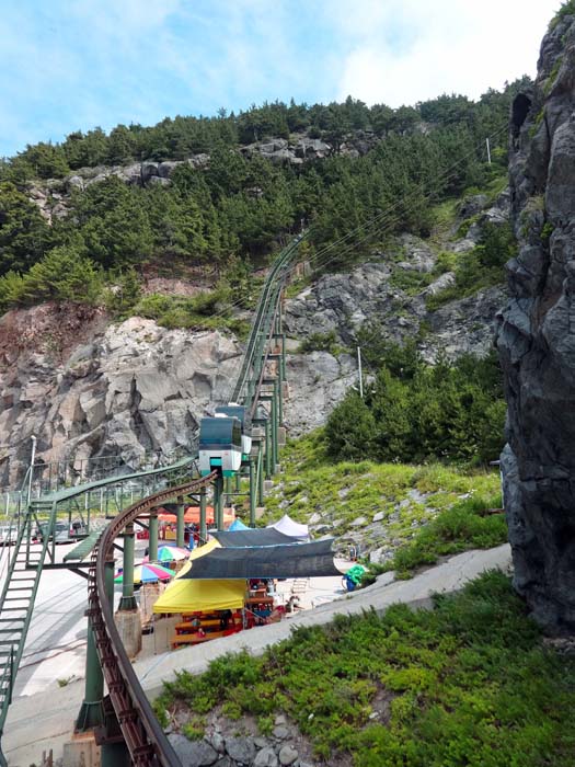 schon die Anfahrt rund um die Insel bietet viele Attraktionen und landschaftliche Höhepunkte - hier die Taeha-Monorail im NW