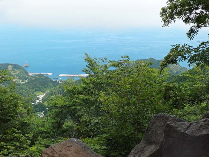 Tiefblick auf den Hafen von Jeodong, dem Ziel der folgenden Küstenwanderung