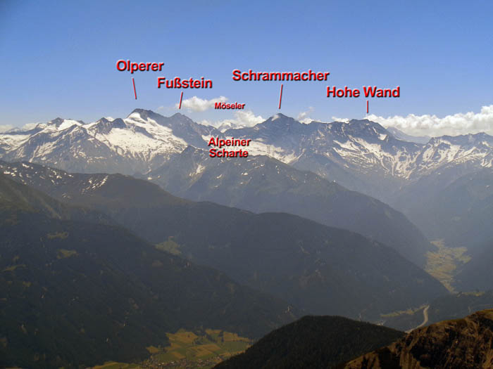 jenseits des Wipptals die Zillertaler Alpen