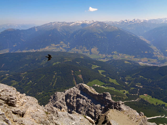 tief unter uns Maria Waldrast, dahinter die Tuxer Alpen