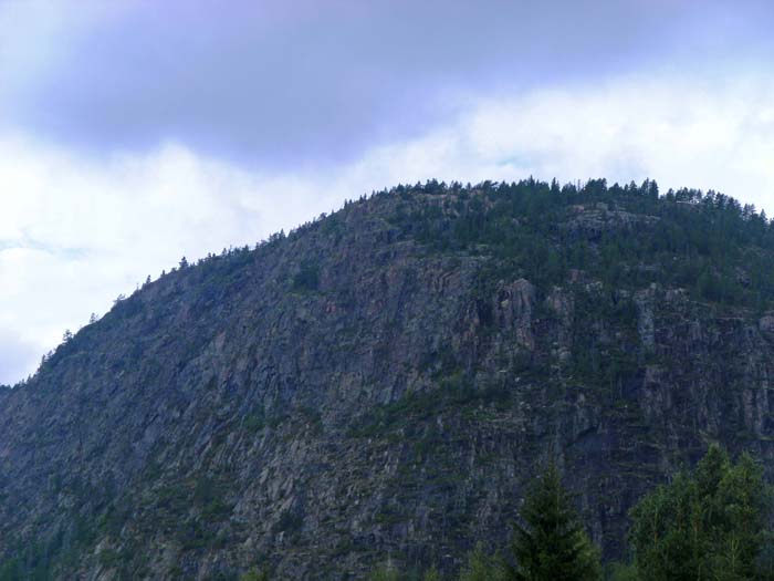 500 km nördlich der Hauptstadt tauchen plötzlich für Schweden ungewohnte Landschaftsformen auf; die Ostwand des Skuleberget mit seinen vier Klettersteigen