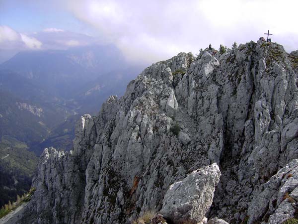 der Gipfel von W, links in den Wolken der Schneeberg