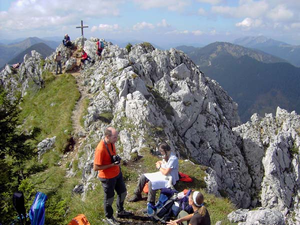 am Gipfel des Sonnleitstein; rechts der Steinerkogel, ganz hinten der Göller