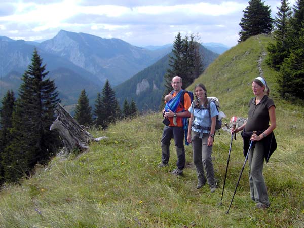 Abstieg an der Westschulter; der markante Schneealpengipfel links ist die Donnerwand