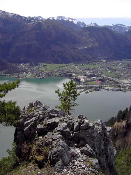 beim Aufstieg durch die kurze felsige SW-Flanke des Kl. Sonnstein wird die Sicht frei auf Ebensee und den Wildenkogel (Schönberg), die höchste Erhebung des westl. Toten Gebirges