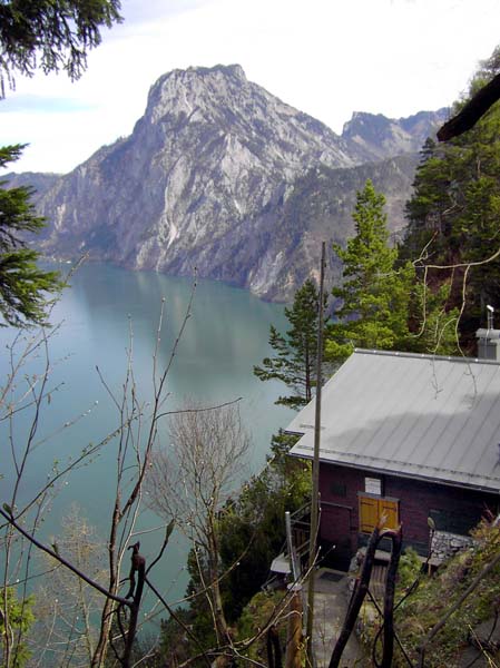 wie ein Adlerhorst klebt das Sonnsteinhaus an den Gipfelfelsen