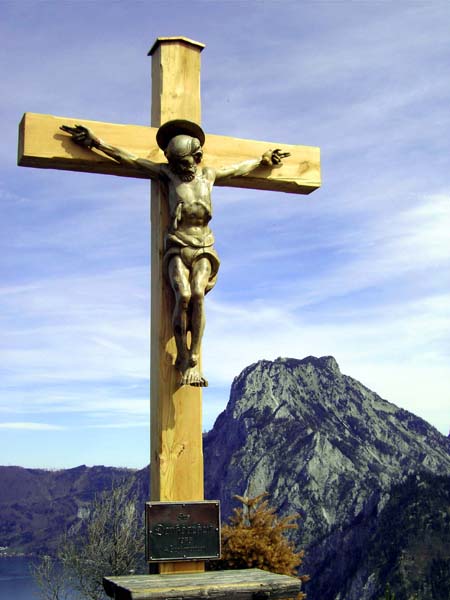 einen Tag vor unserer Besteigung hat der Kl. Sonnstein ein funkelnagelneues Gipfelkreuz erhalten; das alte war einem Blitzschlag zum Opfer gefallen