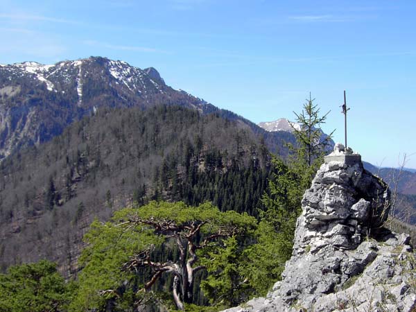 auf der Westseite des kurzen Gipfelgrates das alte Kreuz: Blick auf Feuerkogel und Brunnkogel (Höllengebirge)