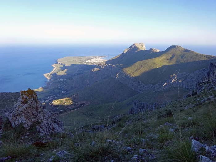 vorn an der Spitze der Zingaro-Halbinsel trifft bereits die Sonne auf San Vito lo Capo