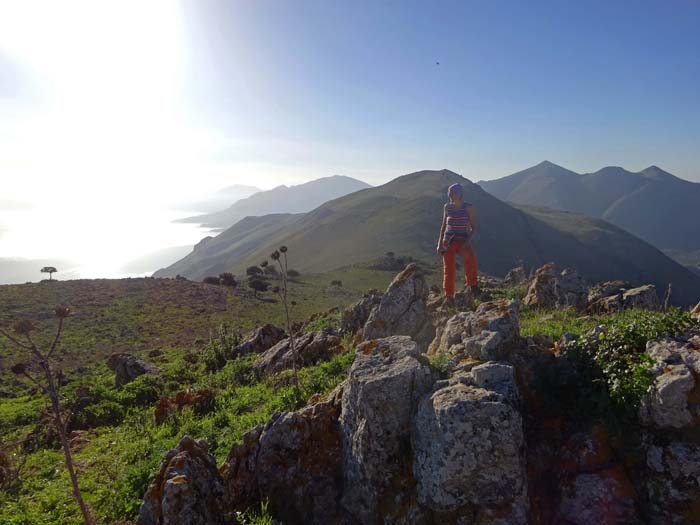 Gipfelblick vom Monte Passo del Lupo gegen Süden; genau hinter Ulli der Monte Speziale, links der Golfo di Castellammare