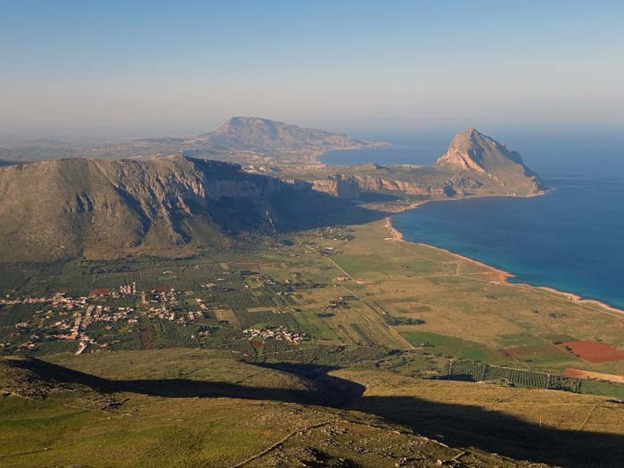 der Monte Erice markiert das Westende Siziliens, rechts davon der Monte Còfano (s. Archiv)