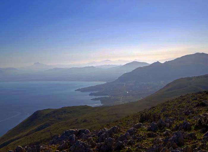 ... steigen wir noch eine Etage hinauf zum Südkamm des Monte Speziale; der Blick geht weit hinein ins sizilianische Hinterland, genau in Bildmitte das schmucke Hafenstädtchen Castellammare del Golfo, welches der großen Bucht seinen Namen gibt