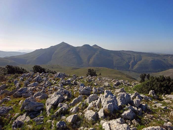 genau im Süden der Monte Sparagio, der die 1000-Meter-Grenze schon deutlich übersteigt