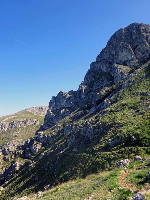 ... sondern dem schmäleren Sentiero Passo del Lupo auf der Westseite des Berges folgen; unterm steilen NW-Grat entweder links weiter am Steig ...