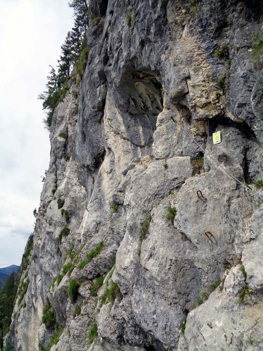 ... erreicht man den Wandfuß: hier der Einstieg in den etwas leichteren Klettersteig linker Hand - „Olivers Mariazeller Steig“ (B/C)