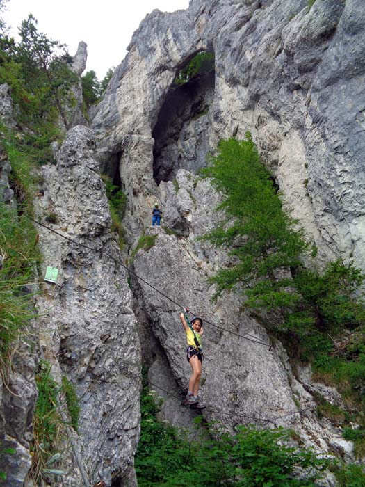 Ronja auf dem „Tunnelbrückl“, darüber der „Kirchbogen“