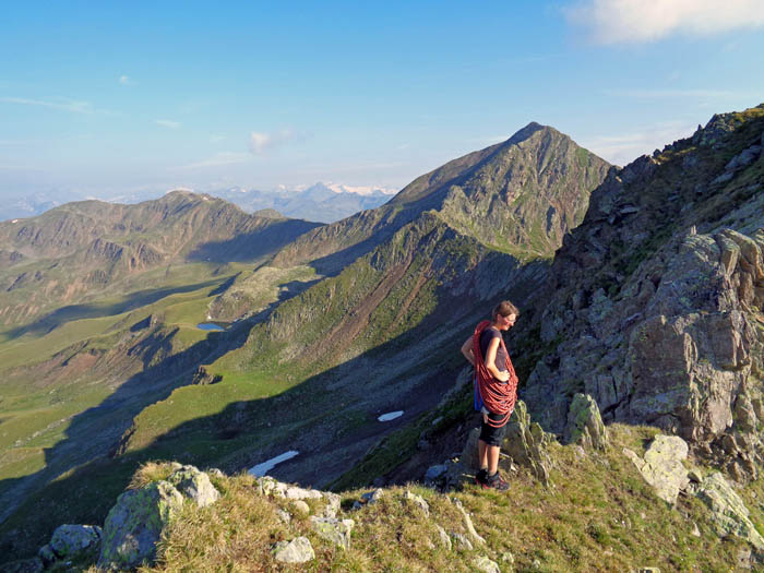 kurz unterhalb der Marcheggenspitze biegt der Kamm nach Norden um; im Hintergrund die Venedigergruppe