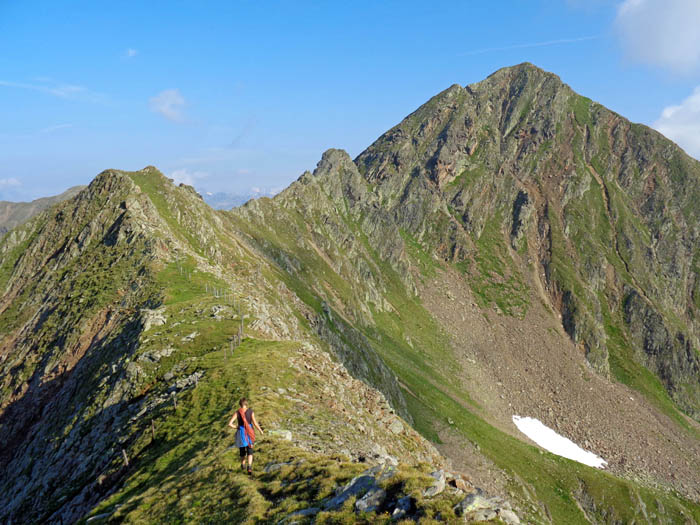 am First zum Südgrat der Hochalmspitze; die Felsnase an seinem Beginn kann man überklettern (III-) oder ohne allzu viel Höhenverlust auf gutem Gämsensteig rechts umgehen