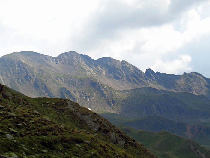 Hochalmspitze-Südgrat im Profil von Westen; rechts der Mitte die Nase, einen Aufschwung im obersten Gratteil ...