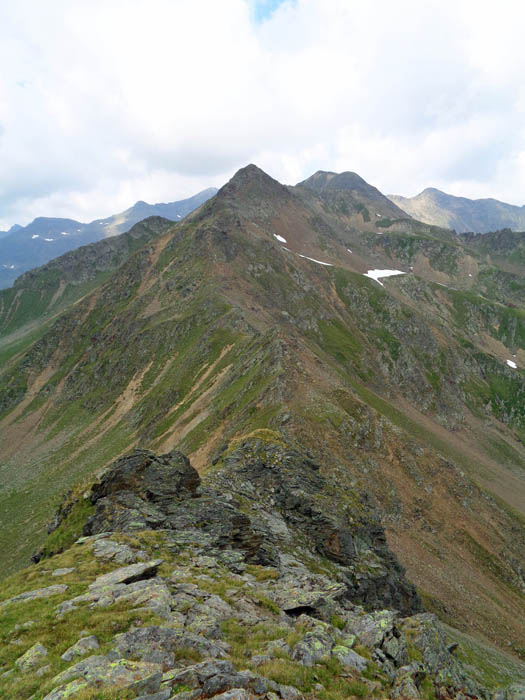 Blick übers Gsaritzer Törl auf die Karnase; vom Törl gute Abstiegsmöglichkeit über die Waldneralm zur Volkzeiner Hütte, falls man die Tour aufteilen möchte