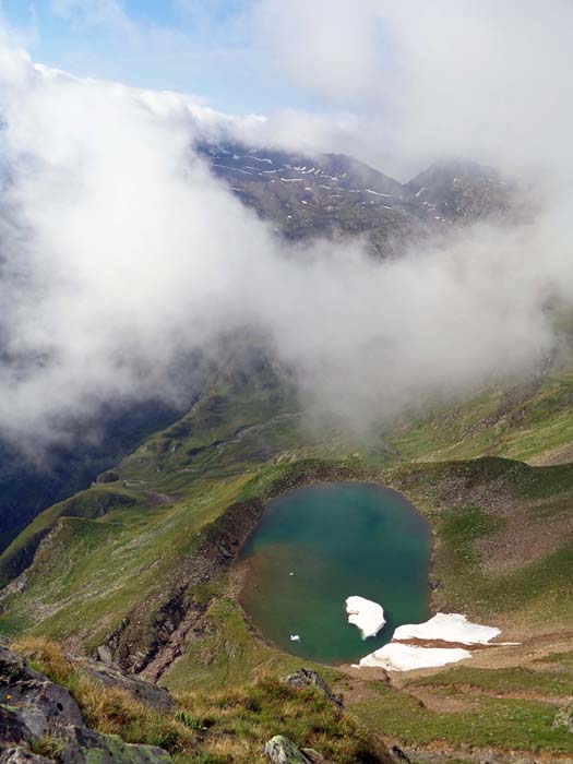 an den Falk-am-See-Spitzen wird der Felsgrat schartiger; Tiefblick auf den gleichnamigen See