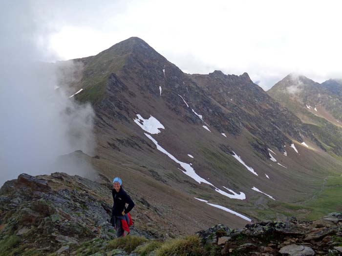 Abstieg am SSW-Grat des Wagenstein; unten in der Ochsenlenke setzt direkt an der Wolkenwand der NO-Grat zum Degenhorn an, rechts davon der Westgrat (III+) und die Stortenspitze - doch davon handelt die nächste Geschichte; für Winterspaß über der Ochsenlenke und in der Stortenspitzrinne s. Archiv Schitouren unter Wagenstein