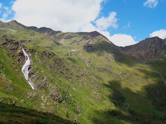... ins Heinkar mit seinem beeindruckenden Wasserfall, darüber unser Grat vom Wagenstein (links) bis zur Karnase