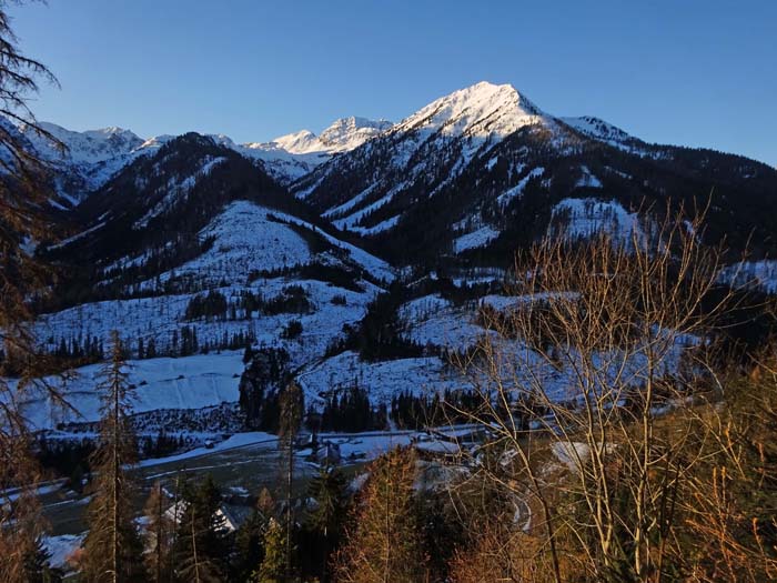 am Kartitscher Sattel fallen die ersten Sonnenstrahlen auf Kinigat und Öfenspitze überm Schöntal