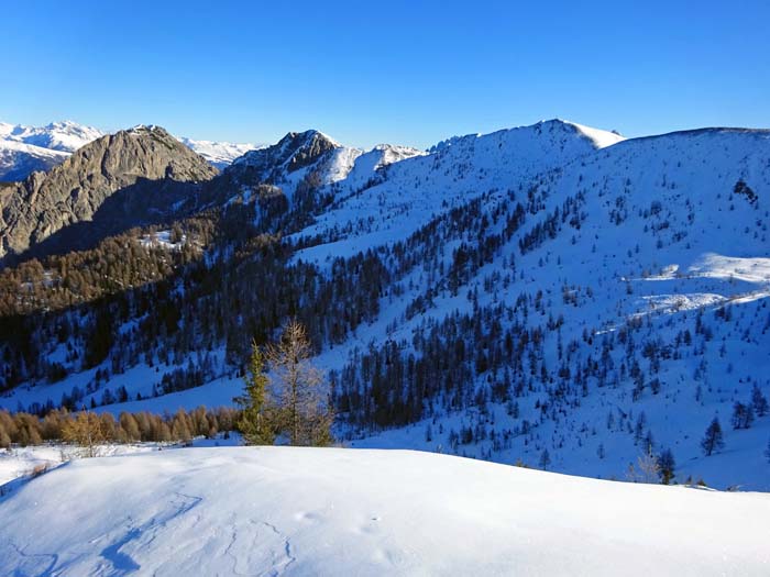 Blick von der Schluichtegge, dem Vorgipfel des Pfannegg, gegen Nordwest: von rechts nach links Salvadorspitze, Golzentipp, Alplspitze und Breitenstein