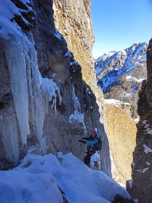 nach der Sprossenreihe zurück in die eiserfüllte Schlucht, ...