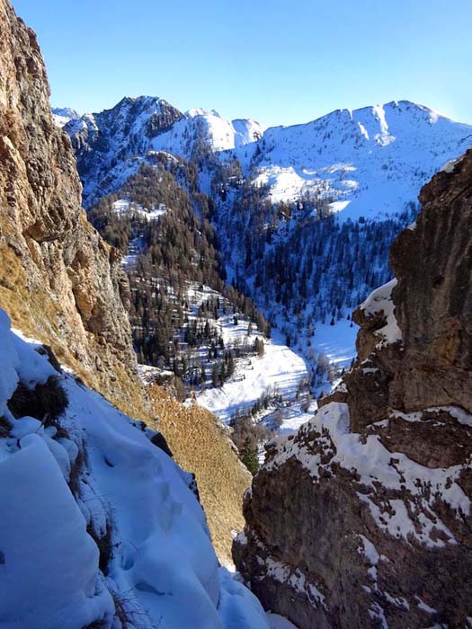 Blick aus der Schlucht auf Alplspitze und Golzentipp, dahinter das Obertilliacher Schigebiet