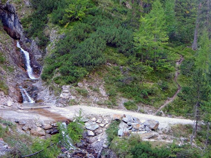 nicht vorbeilaufen: nur ein kleiner Steinmann markiert die Abzweigung vom Kerschbaumertal hinauf ins Hallebachtal