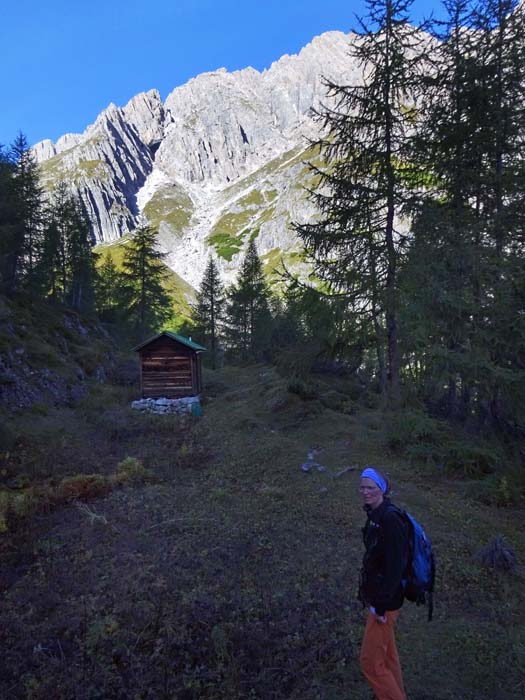 der steile, unmarkierte, aber gut erkennbare Steig lässt uns schnell an Höhe gewinnen: an der Mitterkopf-Jagdhütte haben wir schon beinahe 1000 Hm hinter uns gebracht                              