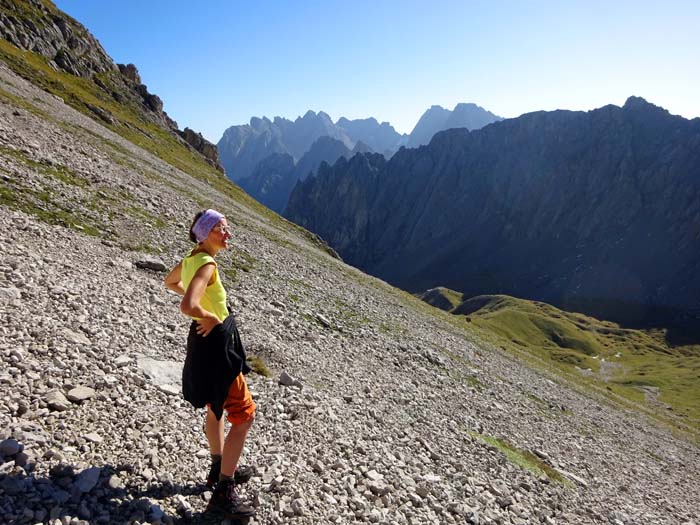 ... welche in ein ausgedehntes Schuttkar übergehen, in dem wir auf den Steig des Normalwegs von der Kerschbaumeralm treffen