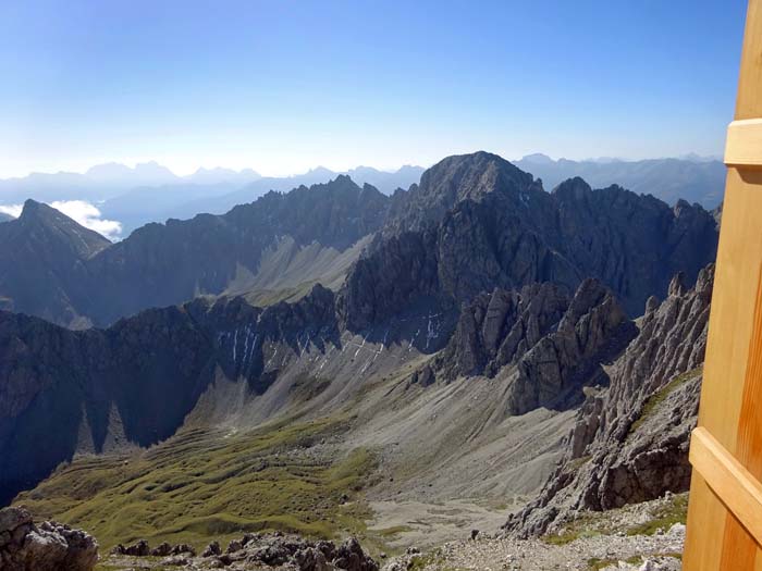 der prachtvolle Blick aus der Hüttentür; gegenüber der wuchtige Kreuzkofel, der ebenfalls zu den höchsten Lienzern zählt (s. Archiv)