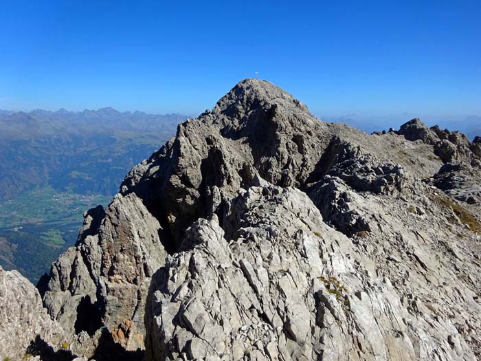 der Verbindungsgrat zum Hauptgipfel ist zerschartet, ...