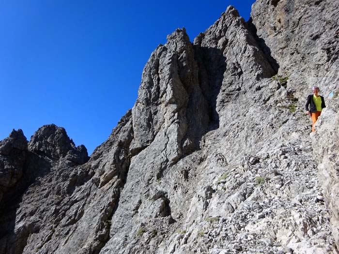 man muss bis unter die Spitzkofelscharte insgesamt fast 100 Hm absteigen, bevor es über gebänderte Felsstufen ...