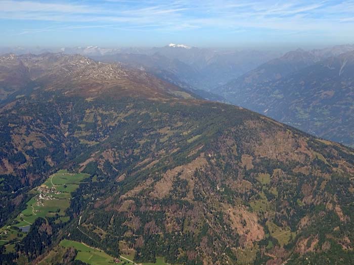 hier allerdings ein Kaleidoskop aller erdenklichen Bergformen: gegen NW sanfte Kämme vom Hochstein übers Iseltal bis zum Großvenediger