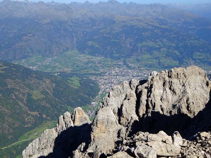 gleich daneben der (stark verkürzte) Nordgrat mit der Sonnenstadt Lienz und der Schobergruppe  