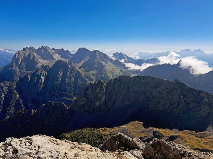 die zentralen Lienzer Dolomiten von der Laserz bis zum Weittalsattel, rechts hinten die Hohe Warte als höchste Kanzel des Karnischen Hauptkamms