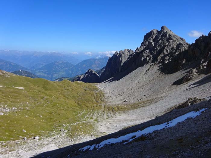 den Abstieg nehmen wir nicht ins Hallebachtal zurück, sondern queren oberhalb der Plateauböden ...