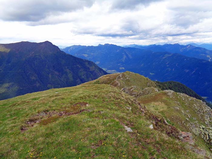 der Stagor (links) von Westen, vom Gipfel des Gaugen, mit den Gailtaler Alpen im Hintergrund; nimmt man den Direktaufstieg aus dem Drautal über den „Raketensteig“, dann hat's der unscheinbare Rücken faustdick hinter den Ohren                               