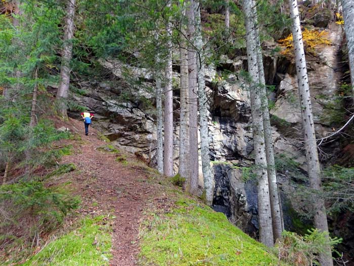 eine jähe Felswand sperrt scheinbar den Weiterweg